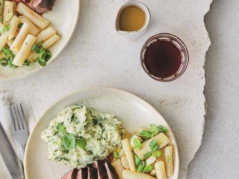 Pladijs met aardappel-knolselderpuree, pastinaakchips en ansjovisboter