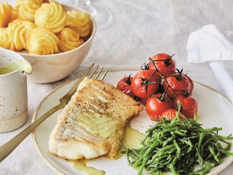 Schelvis met ovengeroosterde tomaatjes, zeekraal en pommes duchesse