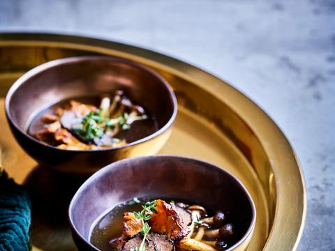 Consommé van boschampignons