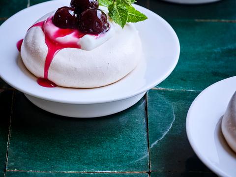 Pavlova met amarenakersen