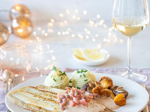 Gebakken zeetong met boschampignons, aardappelroosjes en een garnalensausje