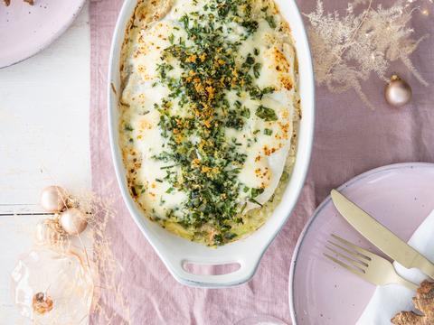 Ovenschotel met griet, pasta en een krokante kruidenkorst