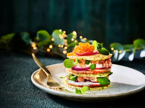 Torentje van hartige pannenkoekjes met gerookte zalm en appel