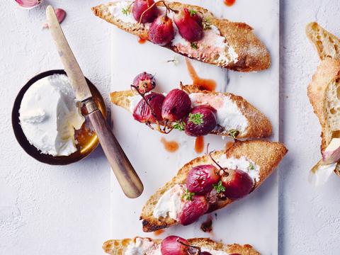 Bruschetta met geitenkaas en gepofte druiven