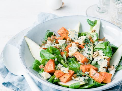 Salade met zoete aardappel, blauwe kaas en peer