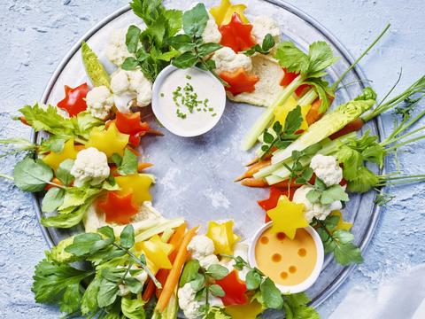 Krans van rauwe groenten met dips