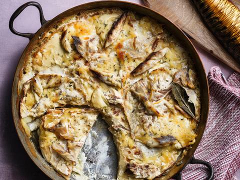 Romige knolseldergratin met gerookte makreel