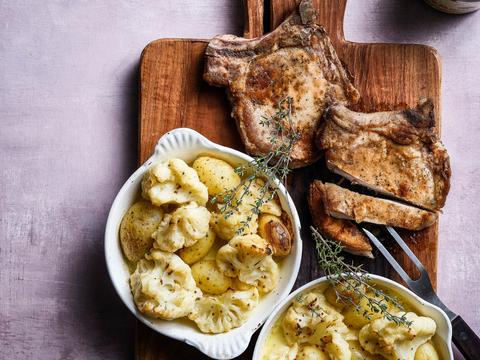 Koteletjes met bloemkool en krieltjes in mosterdroomsaus