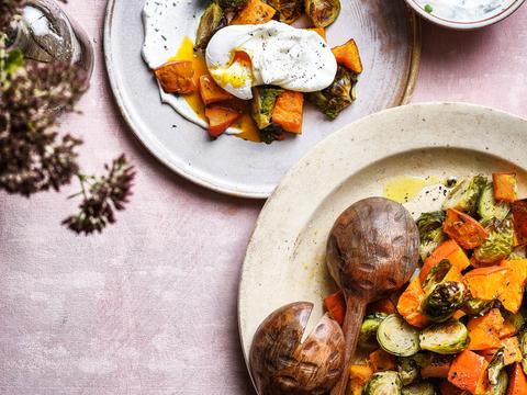 Warme salade van geroosterde pompoen en spruitjes