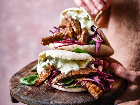 Pita van zelfgemaakt pitavlees met rodekoolsalade