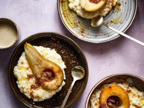 Gebakken rijstpudding met gekaramelliseerde peertjes