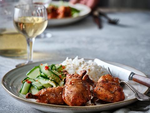 Kippenvleugels met komkommersalade