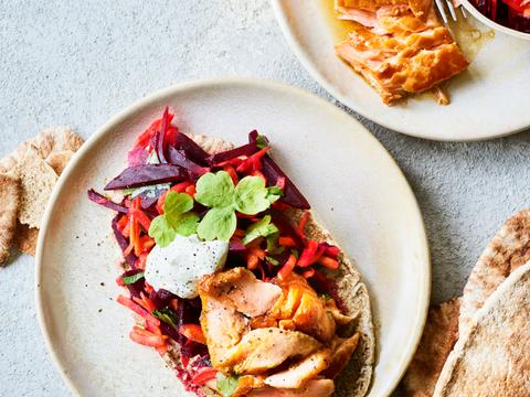 Pitaflapjes met pulled zalm en rodebietslaatje