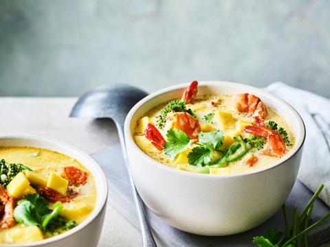 Maaltijdsoep met scampi’s, parelcouscous, pompoen en mango