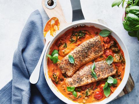 Zalmpannetje met spinazie en paprikaroomsaus