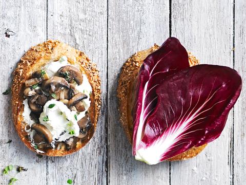 Zuurdesembrood met labneh en champignons