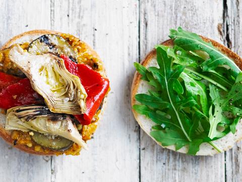 Pistolets met gegrilde groenten en pompoendip