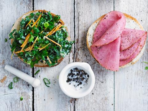 Pistolets met pastrami en snijbiet