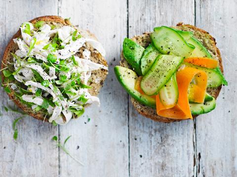 Volkorenpistolets met kip en avocado
