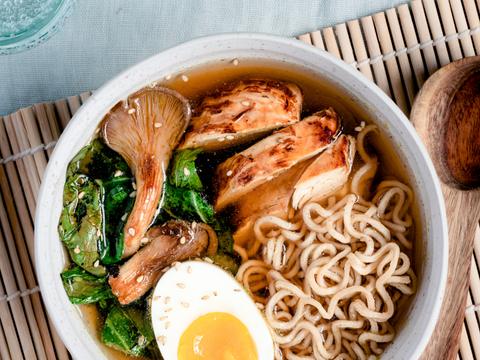 Ramen met zelfgemaakte kippenbouillon