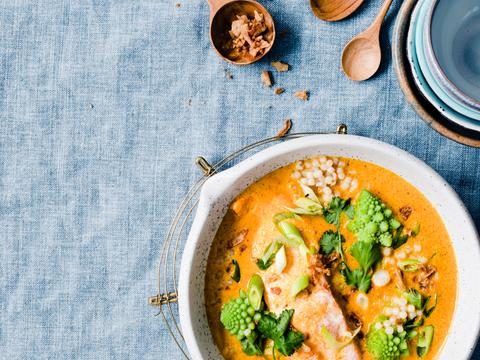 Gele currysoep met romanesco, zalm en parelcouscous