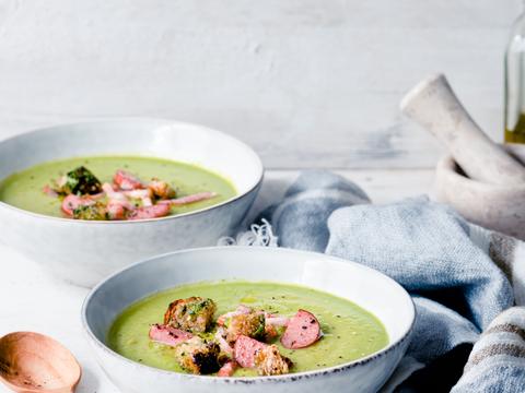Erwtensoep met rookworst, spek en kruidencroutons