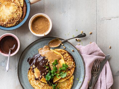 Mexicaanse pannenkoek met chocolade- en karamelsaus