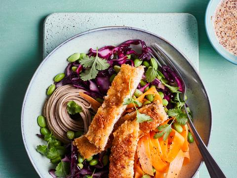 Regenboogsalade met krokante kip