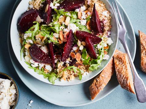 Gebakken quinoa met rode biet en feta