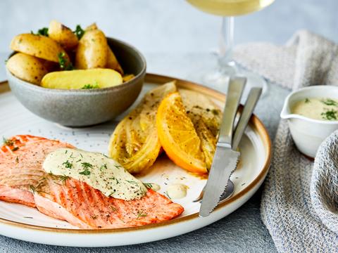 Zalm met warme mosterdsaus, gekaramelliseerd witloof en gekookte dillepatatjes