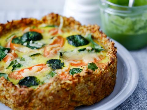 Glutenvrije quiche met wortelen, spinazie en pesto