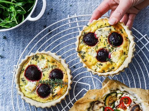 Miniquiches met rode biet en geitenkaas