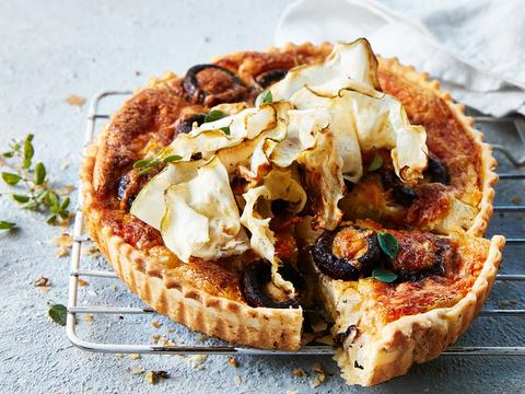 Quiche met knolselder, champignons en oude kaas