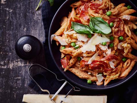 Pasta met pancetta, erwtjes en champignons