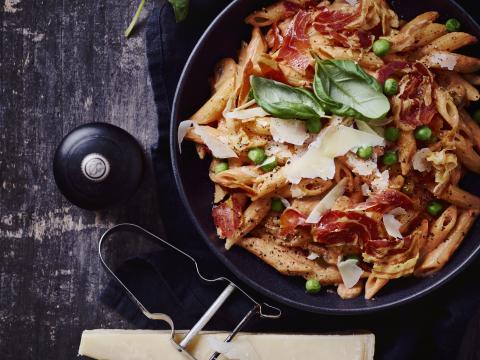 Pasta met pancetta, erwtjes en champignons
