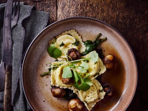 Ravioli met schapenkaas, kastanjechampignons en salieboter