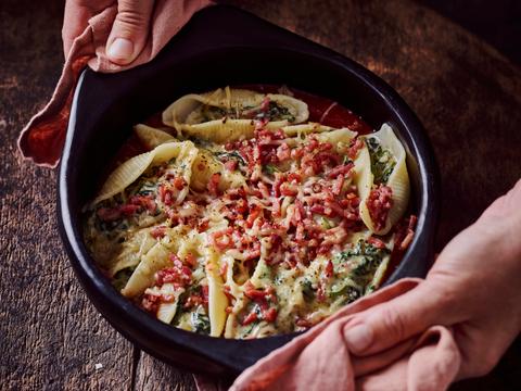 Pastaschelpen met spinazie, mascarpone en tomatensaus