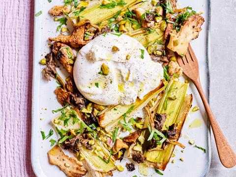 Ovenprei met boschampignons, burrata en pistaches