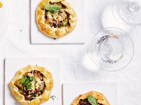 mini-galettes met lamsgehakt, prei en walnoten