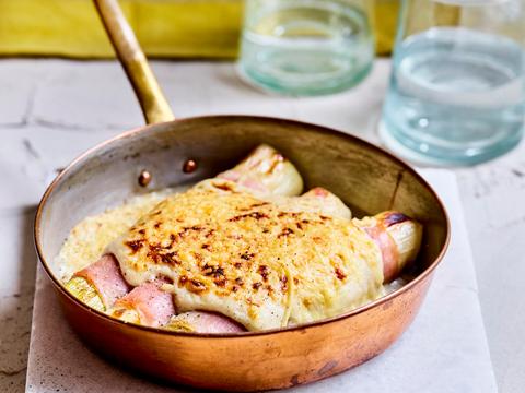 Preirolletjes met ham in kaassaus