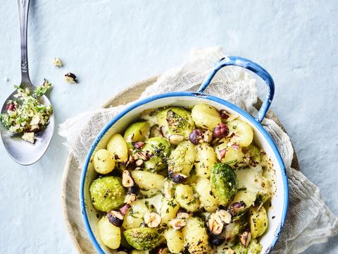 Homemade gnocchi met spruitjes en hazelnootcrumble  