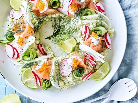 Pastakrans met gerookte zalm, komkommer, venkel en dillesaus