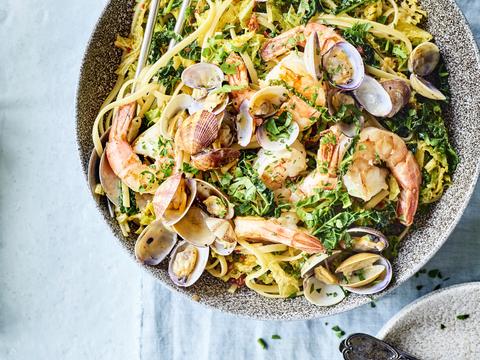 Zeevruchtenpasta met linguine, scampi, vongole en groene kool