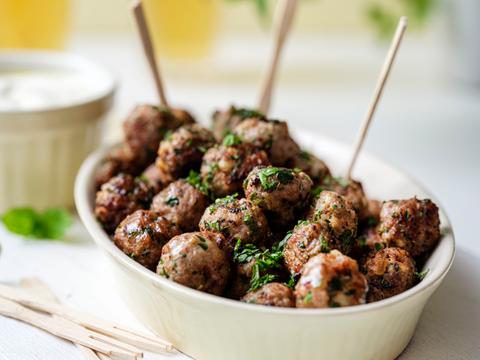 Griekse aperoballetjes met knoflookdip