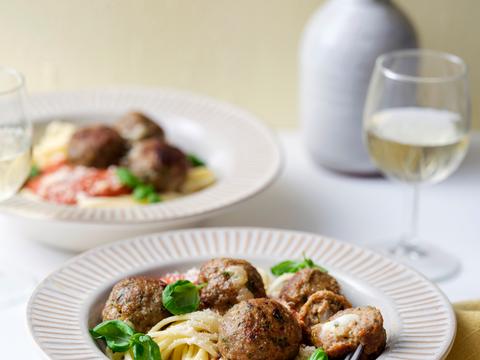 Surpriseballetjes met pasta in tomatensaus