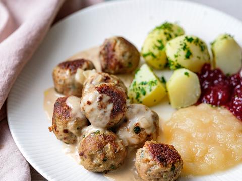 Balletjes met appelmoes en veenbessen