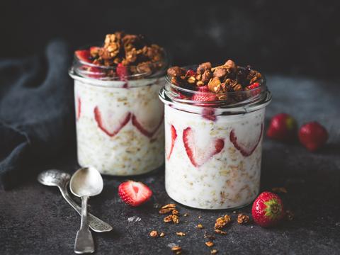 Overnight oats met aardbeien en granola