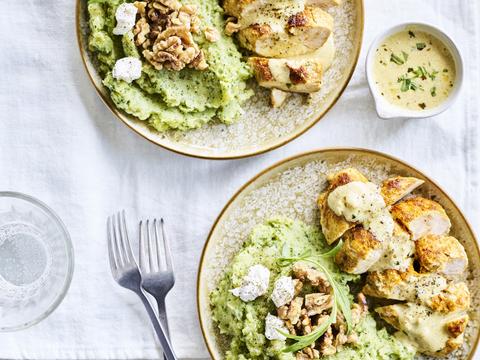 Broccolipuree met walnoten, geitenkaas en kip in romige dragonsaus  