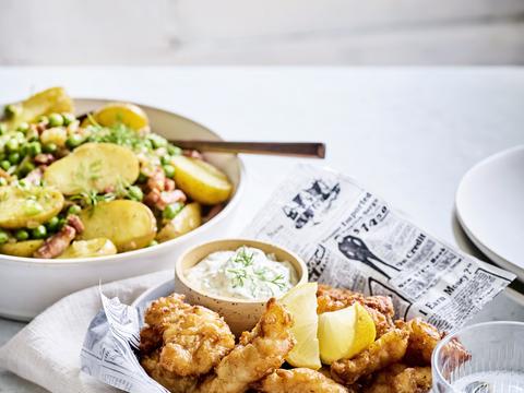 Lauwe aardappelsalade met erwtjes, spek en kibbeling