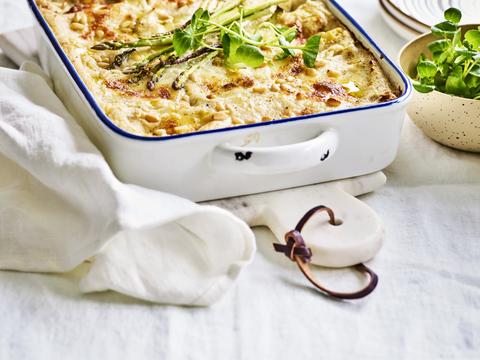 Lentelasagne met gerookte zalm, bloemkoolkaassaus en groene asperges  